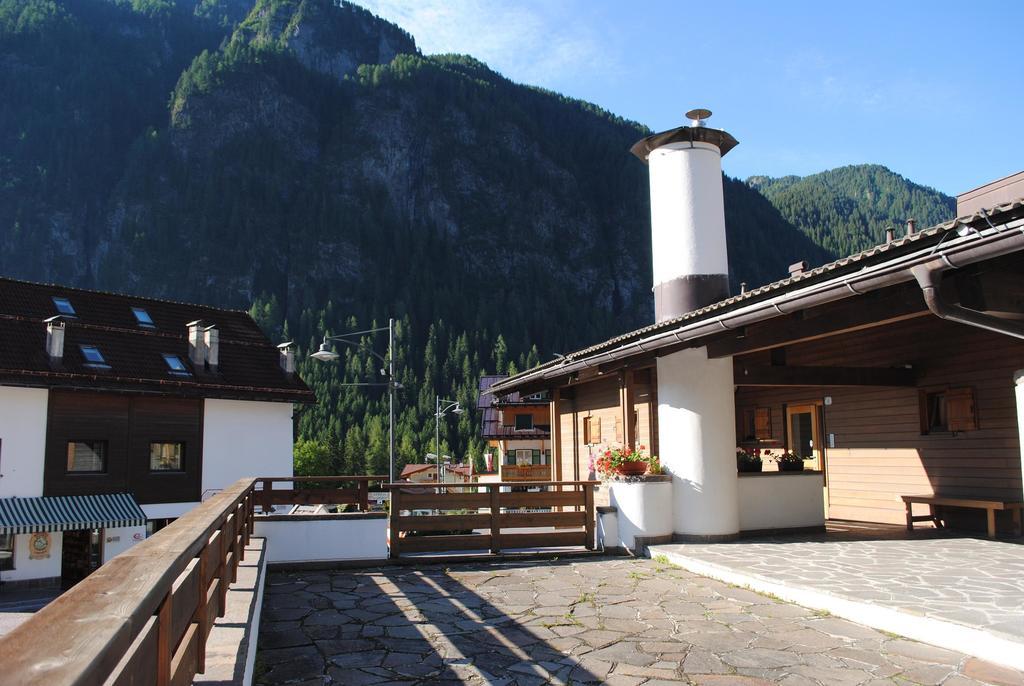 Bed & Breakfast Garni Tobia Campitello di Fassa Eksteriør billede