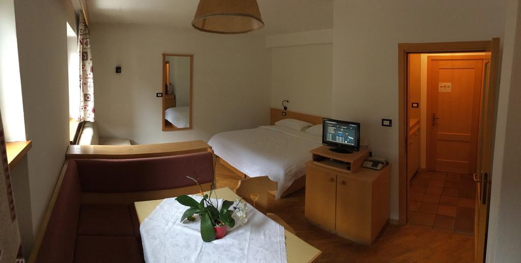 Bed & Breakfast Garni Tobia Campitello di Fassa Eksteriør billede
